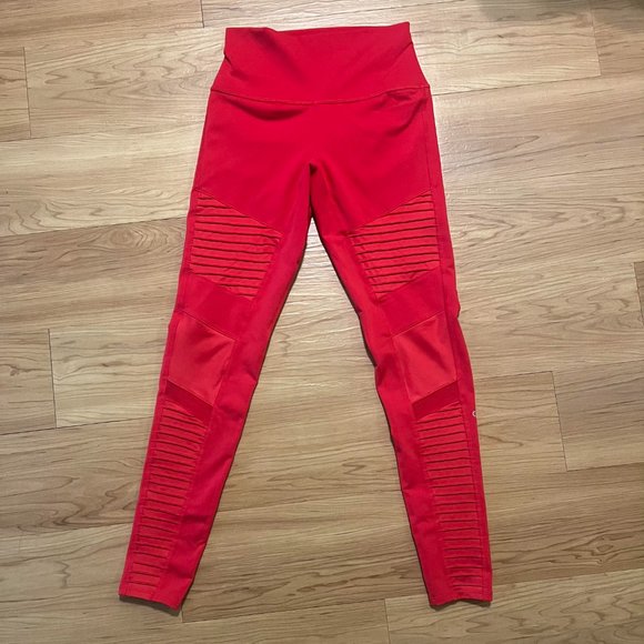 ALO Yoga Red Leggings with Sleek Fit and Stretch Fabric - Picture 7 of 7